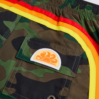 Short maillot kaki imprimé camouflage avec arc-en-ciel garçon Sundek E26