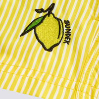 Short maillot jaune imprimé à rayures juicy et broderie fruits garçon Sundek E26