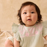 Combi Nusha almond babygirl Louise Misha E26.