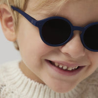 Lunettes de soleil rose Sun Kids Plus Izipizi #Denim blue