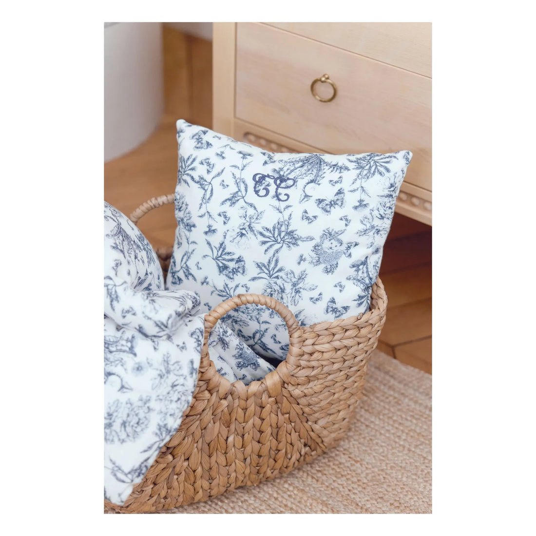 Coussin toile de jouy bleu Tartine et chocolat